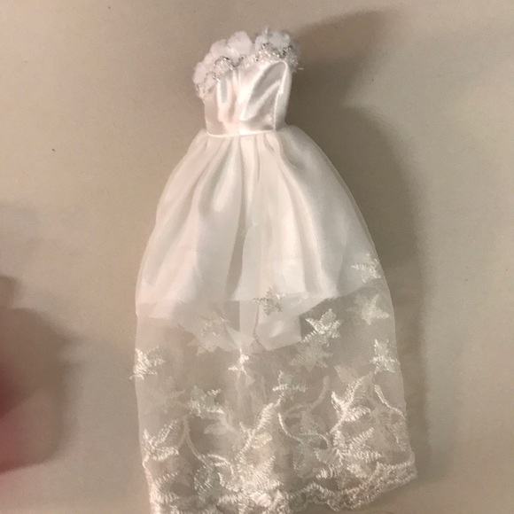 BARBIE BUNDLE: Barbie gowns Set 3 - Picture 3 of 4